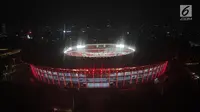 Lampu LED yang menghiasi Stadion GBK, Senayan, Jakarta, Rabu (10/1). Direktur Pembangunan dan Pengembangan Usaha PPKGBK Gatot Tetuko menyatakan kurang lebih ada sekitar 640 lampu LED yang menerangi stadion ini. (Liputan6.com/Arya Manggala)