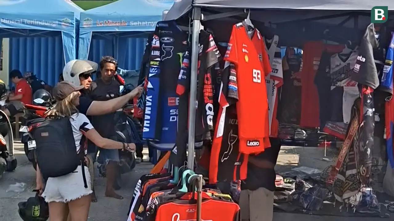 Pedagang merchandise di Sirkuit Mandalika