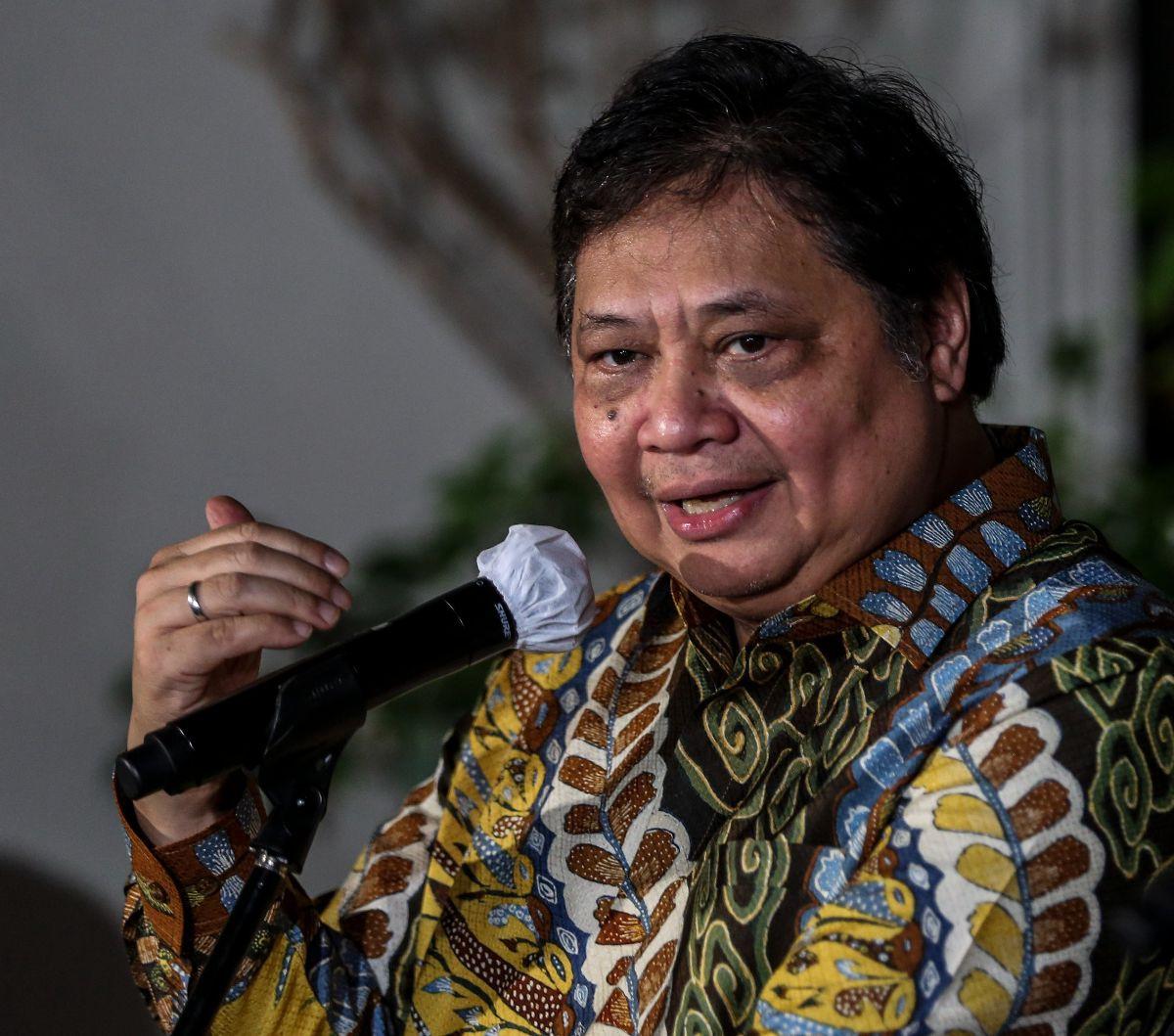 Saat dikonfirmasi, Menteri Koordinator (Menko) Perekonomian Airlangga Hartarto irit bicara ketika ditanya lebih lanjut perihal pemanggilan tersebut.