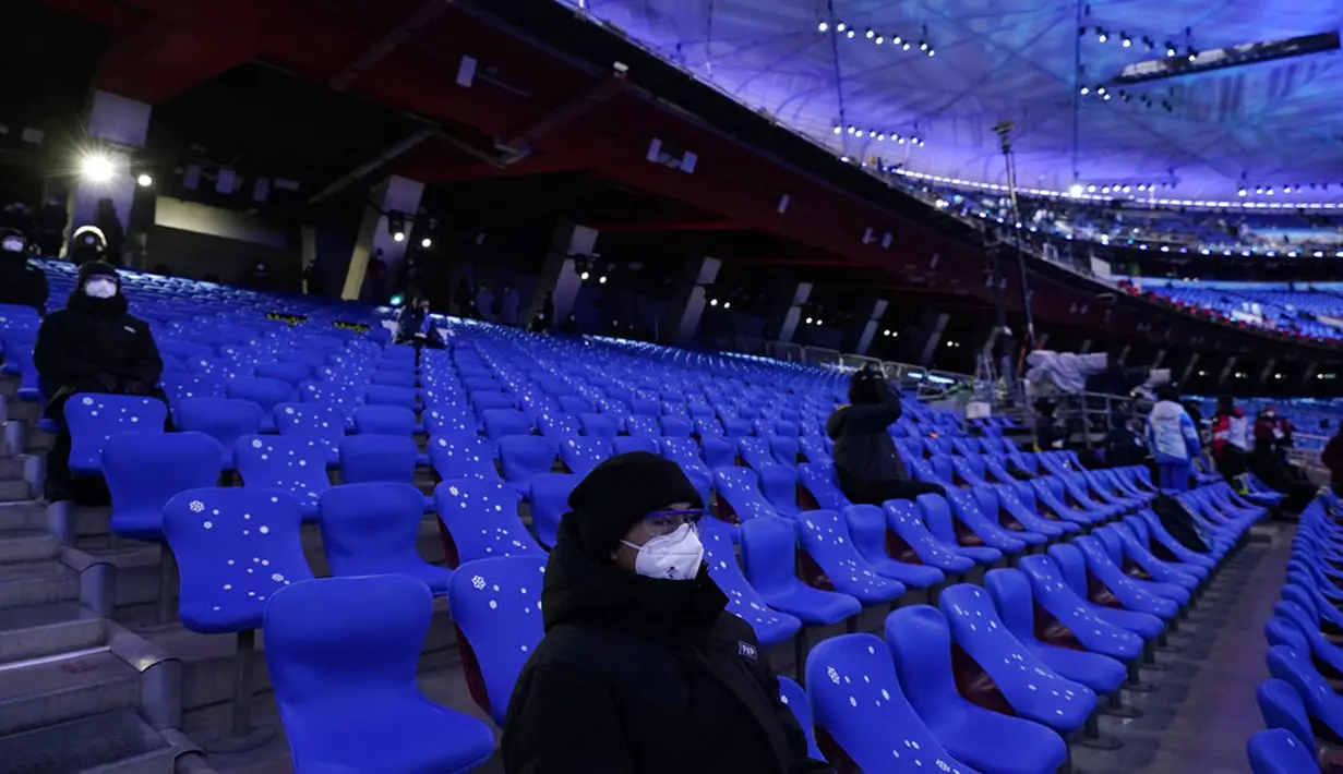 Orang-orang menunggu upacara pembukaan Olimpiade Musim Dingin 2022 di Beijing, China, Jumat (4/2/2022). Upacara pembukaan Olimpiade Musim Dingin 2022 akan digelar malam ini. (AP Photo/Jae C.Hong)