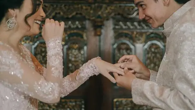 7 Momen Lamaran Adipati Dolken dan Canti Tachril, Hanya Dihadiri Keluarga