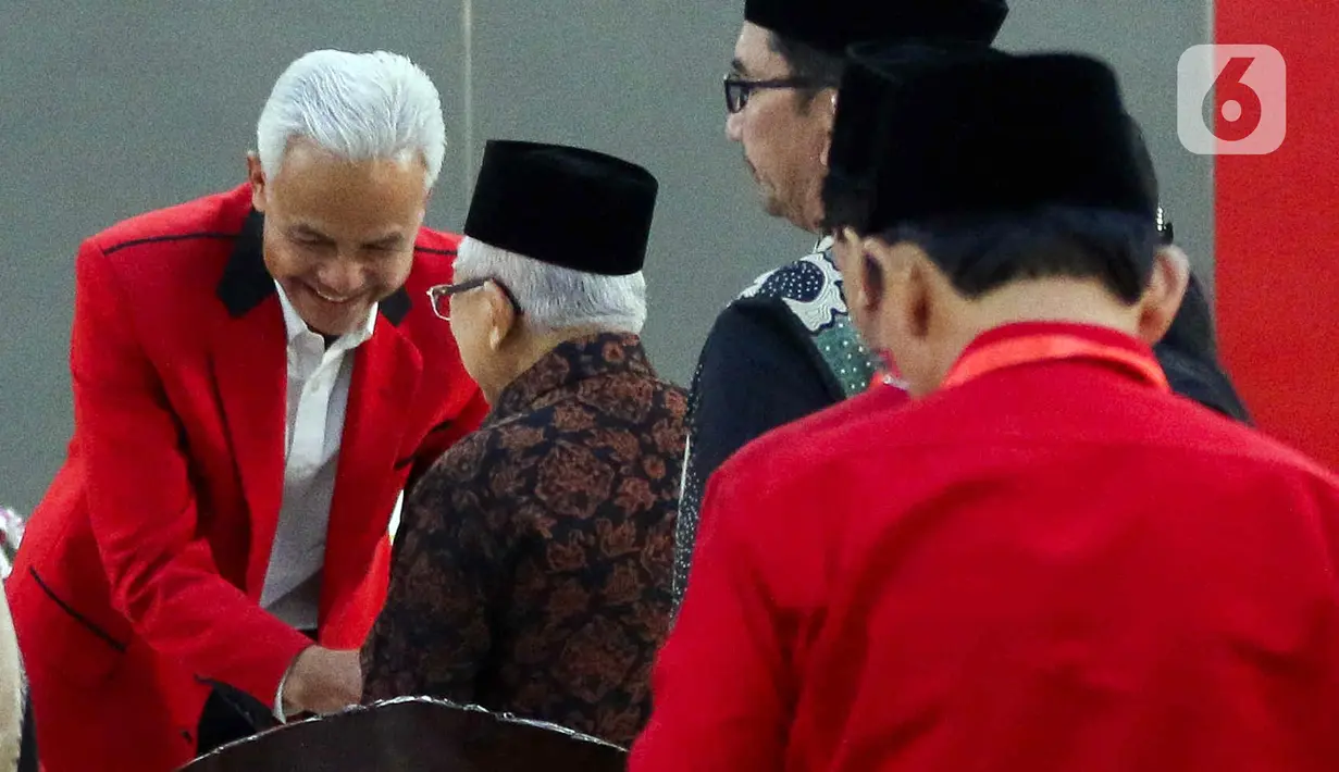 Wakil Presiden Ma'ruf Amin menghadiri HUT ke-51 PDIP untuk menggantikan Presiden Joko Widodo atau Jokowi. Ma'ruf Amin yang mengenakan baju batik berwarna cokelat tua ini tiba di lokasi pukul 09.44 WIB. Ketika itu, ia disambut oleh Sekjen PDIP Hasto Kristiyanto serta Ketua DPP PDIP Yasonna Laoly. (Liputan6.com/Herman Zakharia)