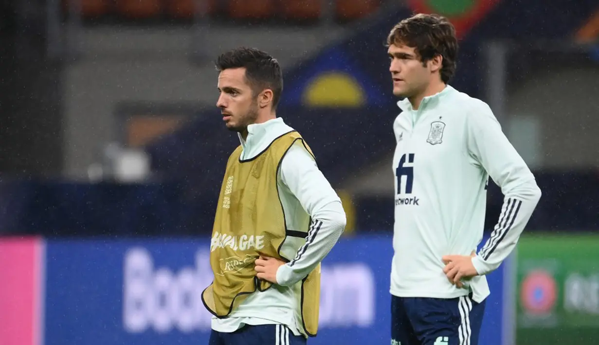 Pemain Spanyol Pablo Sarabia (kiri) dan Marcos Alonso menghadiri sesi latihan jelang pertandingan semifinal UEFA Nations League melawan Italia di Stadion San Siro, Milan, Italia, 5 Oktober 2021. Spanyol akan menghadapi Italia pada semifinal UEFA Nations League. (FRANCK FIFE/AFP)