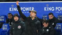 Pelatih Manchester City, Pep Guardiola, memberikan instruksi saat melawan Leicester pada laga Piala Liga di Stadion King Power, Leicester, Selasa (18/12). Leicester kalah adu penalti dari City. (AFP/Lindsey Parnaby)