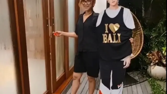 Dinda Kanyadewi Bareng Gambar Suga BTS