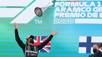 Pembalap Mercedes, Lewis Hamilton, menjuarai balapan MotoGP Spanyol di Sirkuit Catalunya, Minggu (16/8/2020). (AFP/Albert Gea)