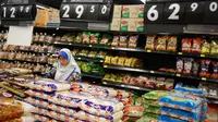 Harga beras impor yang tinggi di Malaysia membuat konsumen berbondong-bondong mencari beras produksi dalam negeri yang lebih murah, di mana belanja rumah tangga makin tercekik oleh kenaikan harga-harga pangan yang makin tinggi. (AP Photo/Joshua Paul, File)
