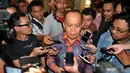 Syarief Hasan tampak dikerumuni para wartawan di  Kompleks Widya Chandra, Jakarta Jakarta, Rabu (28/5/14) (Liputan6.com/Johan Tallo)