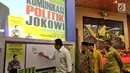 Ketua DPR Bambang Soesatyo atau Bamsoet secara simbolis menandatangani buku Komunikasi Politik Jokowi di Jakarta, Jumat (9/3). Buku Komunikasi Politik Jokowi ditulis oleh Andi Budi Sulistiyanto. (Liputan6.com/JohanTallo)