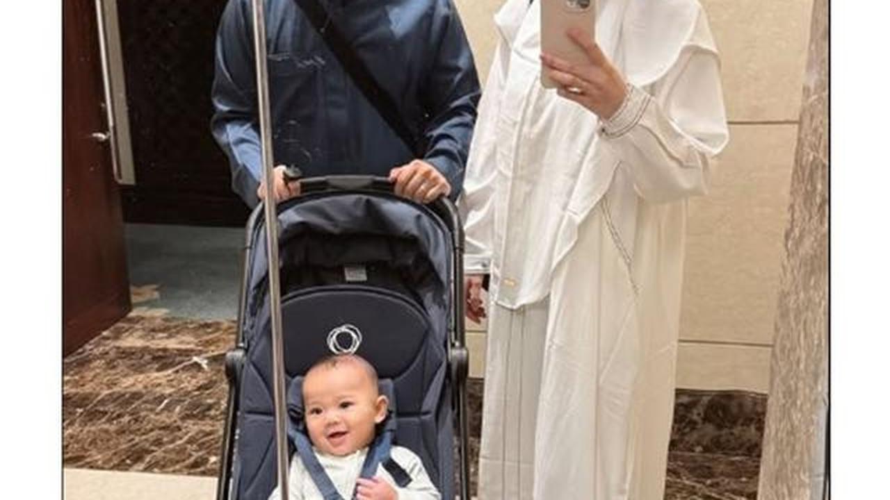 6 Potret Baby Arash Umrah di Usia 6 Bulan, Aaliyah &amp; Thariq Ungkap Rasa Syukur
