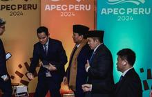 Aksi Sigap Mayor TNI Teddy Rapikan Syal Prabowo Depan Pemimpin Dunia di KTT APEC