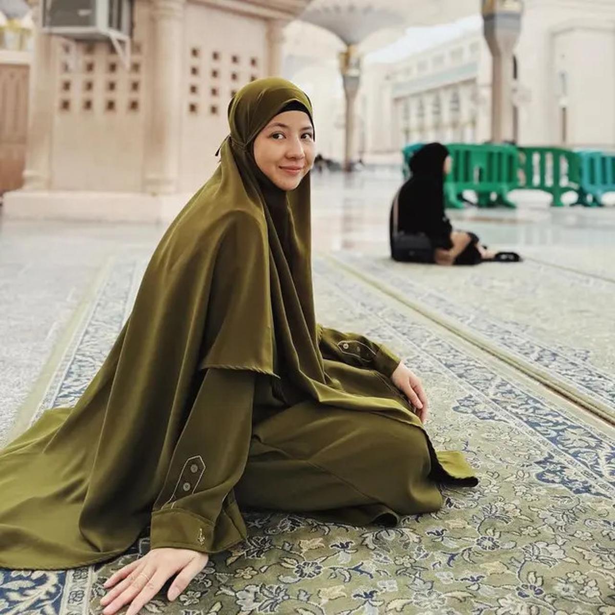 Inspirasi Hijab Segi Empat Lebar dari Nastha Rizky untuk Penampilan Elegan