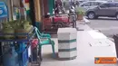 Citizen6, Jakarta: Trotoar jadi tempat memajang barang dagangan.