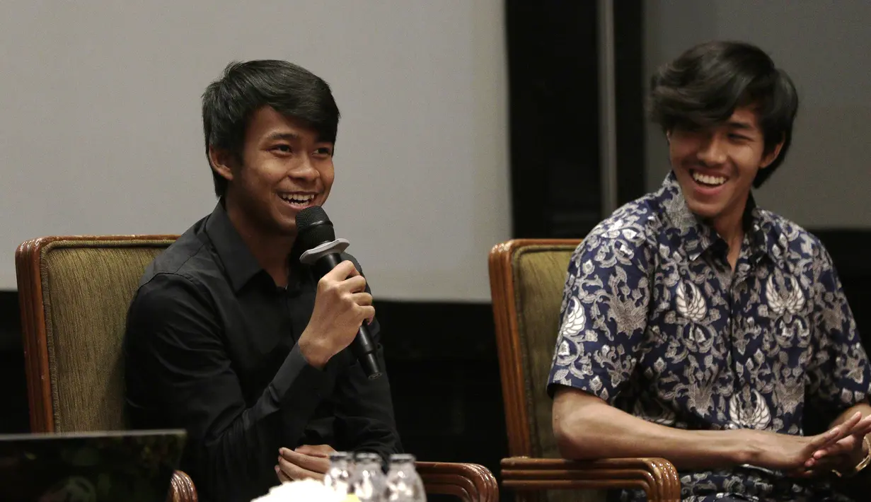 Pemain Garuda Select, Mochammad Supriyadi, bercerita pengalamannya saat jumpa pers di Hotel Sultan, Jakarta, Jumat (17/5). Garuda Select kembali ke Indonesia usai menjalani pelatihan dan uji coba di Inggris. (Bola.com/Yoppy Renato)