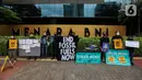 Aktivis yang tergabung dalam kampanye #bersihkanbankmu membawa poster saat aksi di depan kantor Bank Tabungan Negara (BNI), Jakarta, Jumat (17/6/2022). Dalam aksinya mereka mempertanyakan keseriusan Bank BI dalam penghentian pembiayaan proyek batu bara dan menyerukan untuk menghentikan praktek Greenwashing. (Liputan6.com/Johan Tallo)