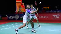 Ganda putra Fajar Alfian / Muhammad Rian Ardianto mengembalikan kok ke arah Muhammad Shohibul Fikri / Bagas Maulana pada babak 32 besar Indonesia Masters 2021 di Bali International Convention Centre, Nusa Dua, Selasa (16/11/2021).  Fajar / Rian kalah 21-13, 18-21, dan 20-22. (Foto: Humas PP PBSI)