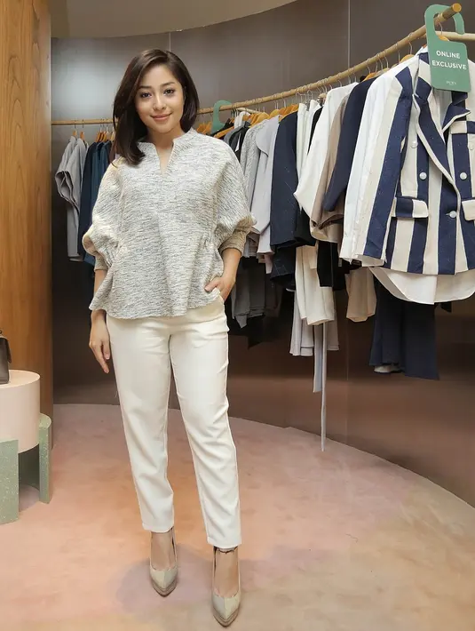 Bicara soal fashion, Nikita Willy pun mengaku dirinya lebih suka mengenakan busana yang bernuansa simple, sederhana, namun tetap elegan. Bergaya kasual dan bermitif polos menjadi salah satu idamannya. (Bambang E.Ros/Bintang.com)