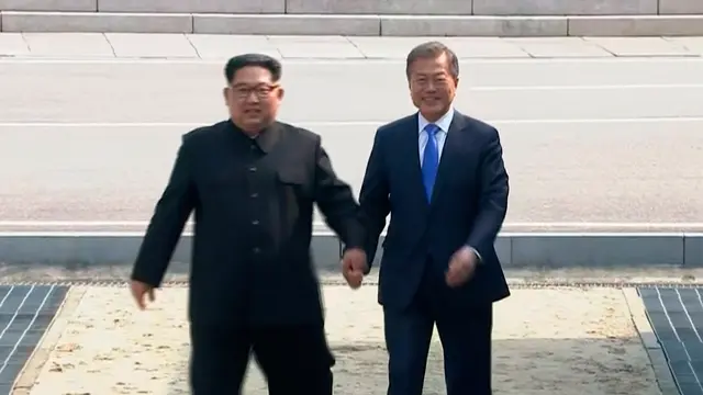 Jabat Tangan Kim Jong-un dan Moon Jae-in
