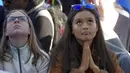 Dua fans cantik Islandia Terlihat sedih saat timnya kalah dari Prancis pada babak perempat final Piala Eropa 2016 di Reykjavik, Islandia, (3/7/2016). (REUTERS/Geirix)