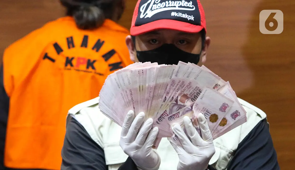 Petugas KPK menunjukan barang bukti Dollar Singapura saat menggelar keterangan pers terkait operasi tangkap tangan (OTT) perkara di Mahkamah Agung di gedung KPK, Jakarta, Jumat (23/9/2022). Suap diduga berkaitan dengan upaya kasasi di MA atas putusan pailit Koperasi Simpan Pinjam Intidana.  (Liputan6.com/Herman Zakharia)