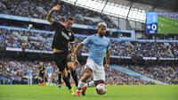 Striker Manchester City, Sergio Aguero, berusaha melawati pemain Brighton and Hove Albion, Lewis Dunk, pada laga Premier Leauge 2019 di Stadion Etihad, Sabtu (31/8). Manchester City menang 4 gol tanpa balas. (AP/Rui Vieira)
