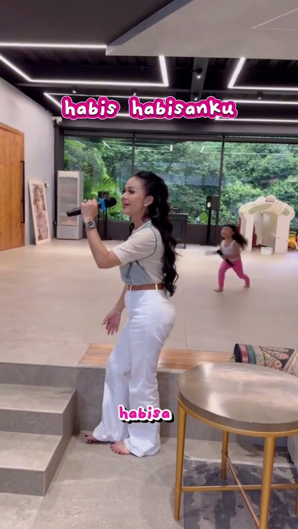 Momen Ameena Anak Atta dan Aurel Karaokean Bareng Kris Dayanti, Guru Vokalnya Langsung Diva Indonesia