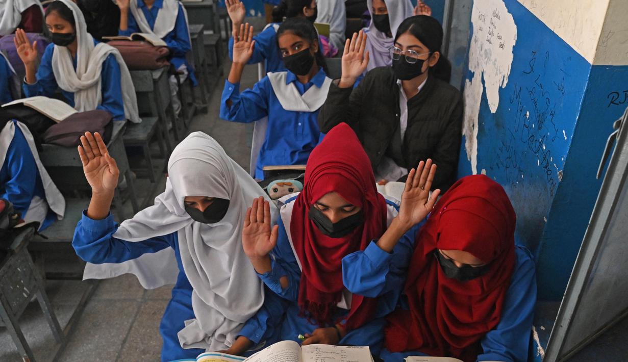 Sebelumnya, selama hampir dua pekan, pemerintah kota Lahore menutup seluruh sekolah-sekolah dari aktivitas pembelajaran tatap muka dan mengalihkannya ke daring atau online. (Arif ALI/AFP)