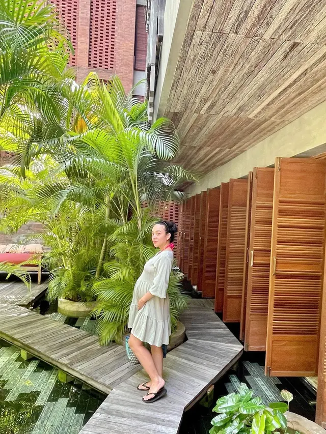 6 Potret Dea Ananda Babymoon di Bali, Baby Bumpnya Curi Perhatian