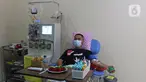 Penyintas COVID-19 mendonorkan plasma konvalesennya di PMI Bekasi, Jawa Barat, Kamis (11/2/2021). Pemerintah setempat membuka layanan donasi plasma konvalesen untuk membantu kesembuhan pasien yang masih terpapar COVID-19. (Liputan6.com/Herman Zakharia)