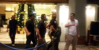 Ahmad Dhani dan beberapa aktivis lain di tangkap polisi. Dhani dan Ratna Sarumpaet ditangkap bersama dengan kedelapan orang lainnya karena disebut-sebut berbuat makar. (Istimewa)