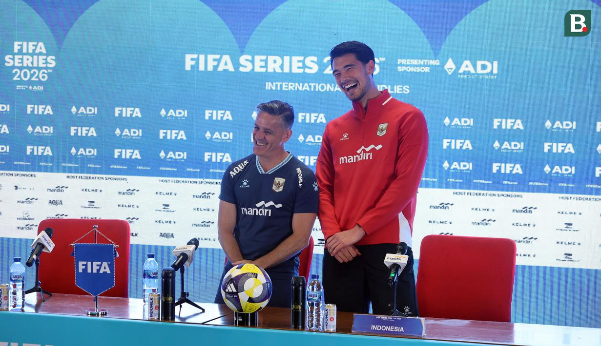 Pelatih kepala Timnas Indonesia, John Herdman (kiri) dan Elkan Baggott berfoto bersama setelah sesi konferensi pers menjelang FIFA Series melawan St Kitts and Navis di Stadion Utama Gelora Bung Karno (SUGBK), Senayan, Jakarta, Kamis (26/03/2026). (Bola.com/M Iqbal Ichsan)