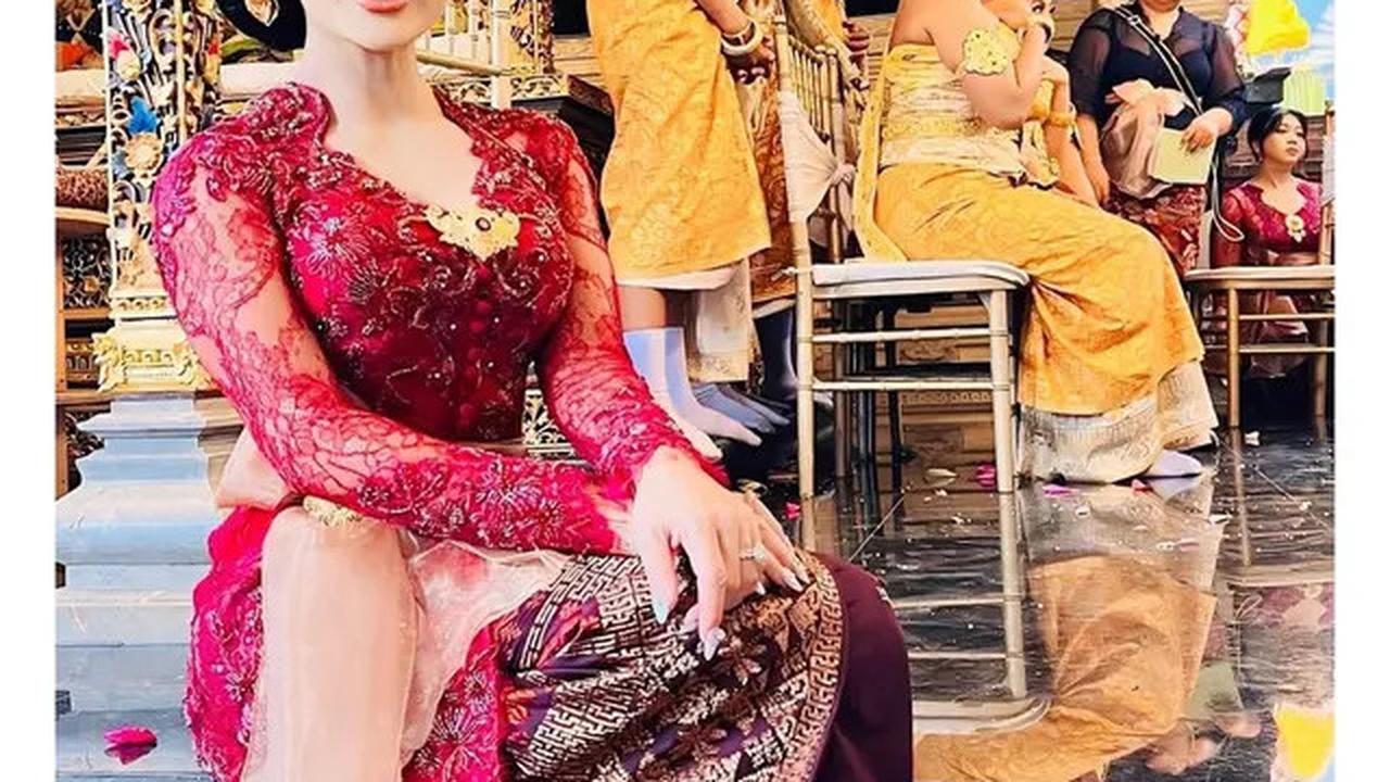 7 Pesona Krisdayanti Kenakan Kebaya Bali Brokat Merah di Nikahan Kakak Sarah Menzel
