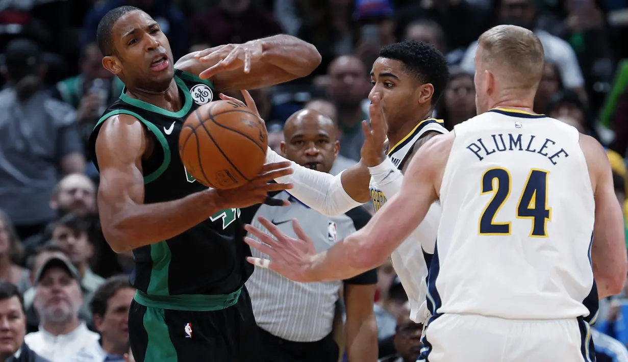 Pemain Boston Celtics, Al Horford (kiri) gagal mengontrol bola dari pemain kejaran pemain Denver Nuggets pada laga NBA basketball game di Pepsi Center, Denver, (29/1/2018). Celtics menang 111-110. (AP/David Zalubowski)