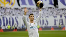 Bintang Real Madrid, Cristiano Ronaldo, menunjukkan trofi Ballon d'Or di Stadion Santiago Bernabeu, Sabtu (9/12/2017). Cristiano Ronaldo meraih Ballon d'Or 2017 setelah unggul dari Lionel Messi dan Neymar. (AP/Francisco Seco)