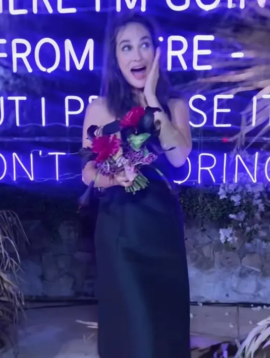 <p>Ternyata, Luna Maya berhasil menangkap buket bunga yang dilempar BCL di malam resepsi. Banjiran ucapan doa segera menyusul pun dilontarkan para netizen di unggahan Instagramnya. [@lunamaya]</p>
