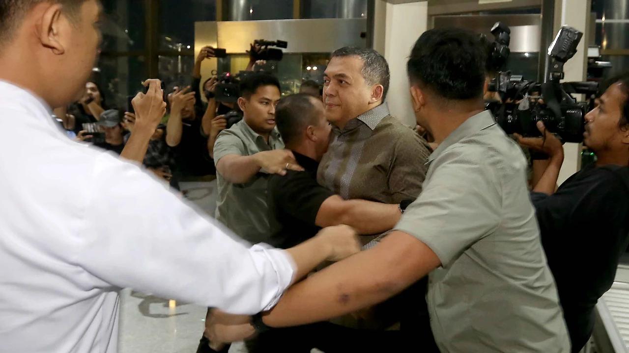 FOTO: Wamen Imipas Silmy Karim Serahkan Diri ke KPK  Usai Dicari Penyidik
