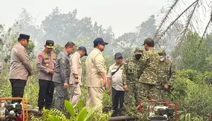 Momen Prabowo Tanpa Masker Terobos Kabut Asap Kebakaran Hutan Kalbar