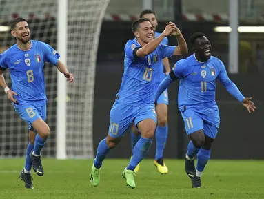 Penyerang Italia, Giacomo Raspadori berselebrasi usai mencetak gol ke gawang Inggris pada pertandingan UEFA Nations League di stadion San Siro, di Milan, Italia, Jumat, 23 September 2022. Italia menang tipis atas Inggris 1-0. (Spada/LaPresse via AP)