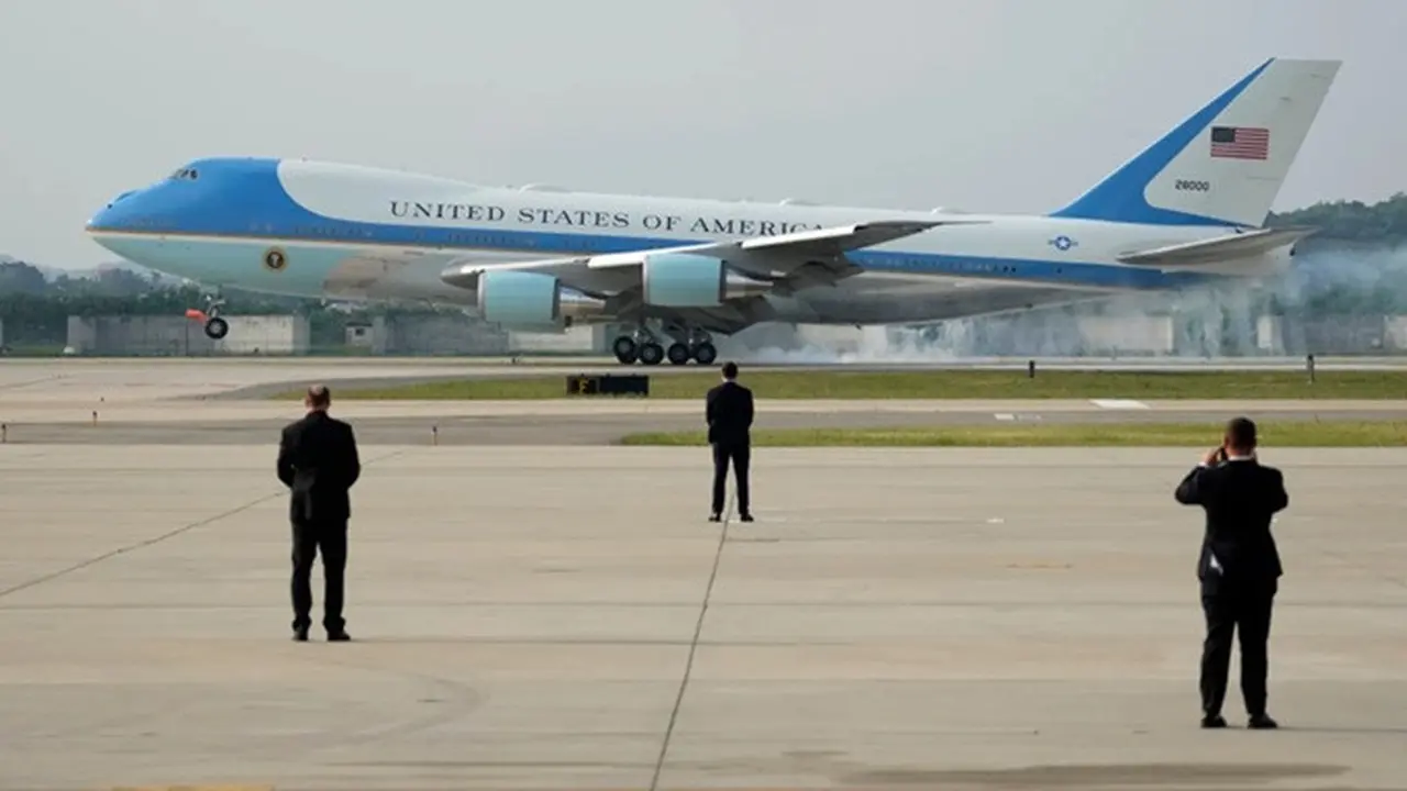 Pesawat kepresidenan Air Force One tiba di Pangkalan Udara Osan, Pyeongtaek, Korea Selatan, Jumat, 20 Mei 2022.