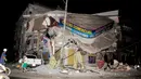  Bangunan ambruk pasca diguncang Gempa berkekuatan 7,8 SR, Kota Manta, Ekuador, Sabtu (16/4). Gempa bumi itu berpusat di lepas pantai Ekuador di kedalaman 10 kilometer. (REUTERS/Paul Ochoa)