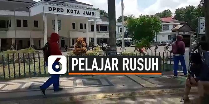 VIDEO: Pelajar Serang Kantor DPRD Kota Jambi