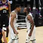 Selebrasi dua pemain Bucks Giannis Antetokounmpo dan Khris Middleton usai mengalahkan Suns di NBA Finals 2021 gim kelima (AFP)