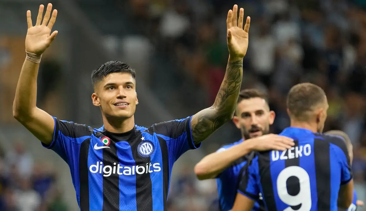 Pemain Inter Milan Joaquin Correa melakukan selebrasi usai mencetak gol ke gawang Spezia pada pertandingan sepak bola Serie A di Stadion San Siro, Milan, Italia, 20 Agustus 2022. Inter Milan menang 3-0. (AP Photo/Luca Bruno)
