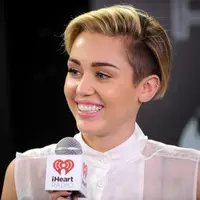 Elsa Pataky benar-benar menyukai Miley Cyrus! Istri Chris Hemsworth ini benar-benar senang berada di dekat Miley. (BRAD BARKET  GETTY IMAGES NORTH AMERICA  AFP)