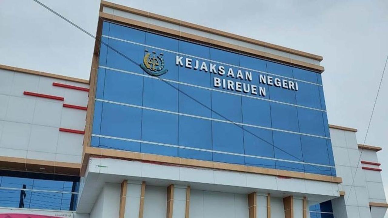 Kejari Bireuen Tahan Bendahara DPMGP-KB Terkait Dugaan Korupsi BOKB Bireuen Rp1,1 Miliar
