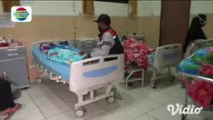 Puluhan warga Desa Plumpung, Kecamatan Plaosan, Magetan mengalami keracunan massal. Mereka diduga keracunan usai menyantap nasi bungkus untuk hidangan buka bersama di Masjid An-Nur desa setempat, Selasa (27/04).