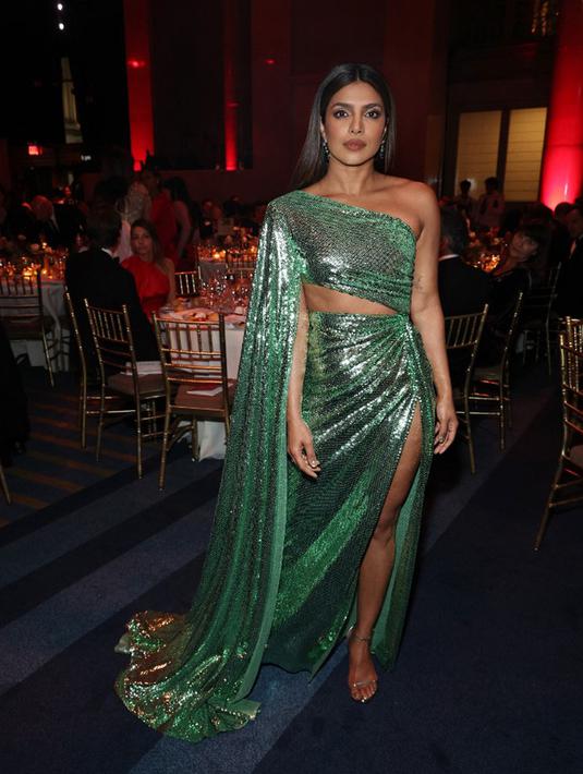 <p>Kesan seksi juga tak lepas dari penampilan Priyanka Chopra kali ini. (Jamie McCarthy/Getty Images for DKMS Gala/AFP)</p>