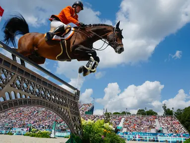 Harrie Smolders dari Belanda, menunggangi Uricas V/D, Kattevennen saat final Lompat Rintangan Beregu Berkuda, di Olimpiade Musim Panas 2024, Jumat, 2 Agustus 2024, di Versailles, Prancis. (AP Photo/Mosa'ab Elshamy)