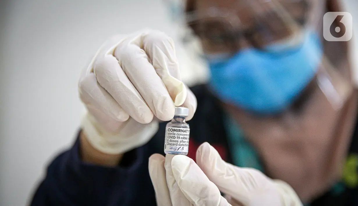 Vaksinator menunjukkan vaksin COVID-19 dari Pfizer di Puskesmas Lebak Bulus, Jakarta, Senin (23/8/2021). Pemerintah memprioritaskan distribusi vaksin COVID-19 Pfizer dengan merek Comirnaty di Jabodetabek. (Liputan6.com/Faizal Fanani)