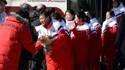 Tim Korea Selatan (kiri) menyambut kedatangan tim hoki es Korea Utara saat tiba di pusat pelatihan nasional Jincheon, Korsel (25/1). (AFP Photo/Pool/ Kyung-Seok)